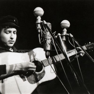 Bob Dylan se produit au club folk The Bitter End à Greenwich Village en 1961 à New York.