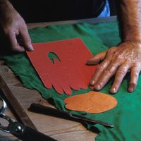 Atelier de fabrication des gants Norval à Millau, dans l'Aveyron, France.
