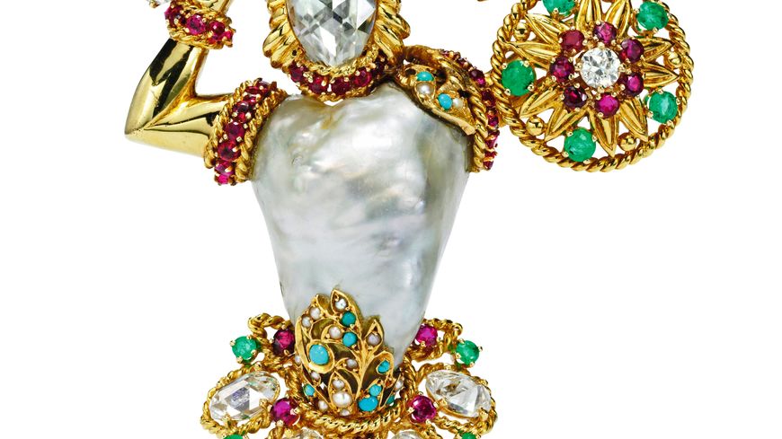 Broche Gladiateur, 1956. Or jaune, émeraudes, rubis, perles, perle baroque, diamants. Collection Van Cleef & Arpels.