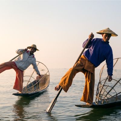 Deux pêcheur Intha sur le Inle Lake, Nyaungshwe Township, Shan state, Myanmar