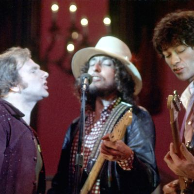 Van Morrison, Bob Dylan et Robbie Robertson sur scène le 25 novembre 1976 à San Francisco, Californie.