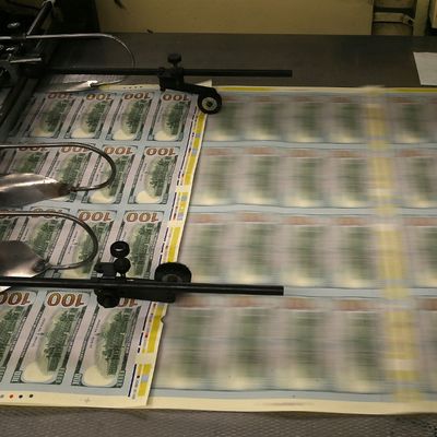 Les nouveaux billets de 100 dollars en 2013. Cette année-là, le resserrement monétaire de la FED avait provoqué un "taper tantrum" de la part des marchés : une "colère" face à la hausse des taux et la baisse de liquidités.