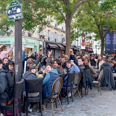 Une terrasse bondée dans le 11e arrondissement de Paris le 19 mai 2021 lors de la première étape du déconfinement