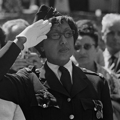 Joséphine Baker reçoit la Légion d'Honneur le 19 août 1961 lors d'une cérémonie dans son château de Milandes,. Josephine Baker a été une résistante active durant la seconde guerre mondiale