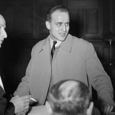 29 avril 1950, Boris Vian accompagné de son avocat est jugé pour outrage public à la pudeur au tribunal correctionnel de Paris.