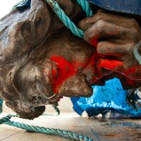 La statue d'Edward Colson après son repêchage dans le port de Bristol le 11 juin 2020. Photo : Bristol City Council. . Photo