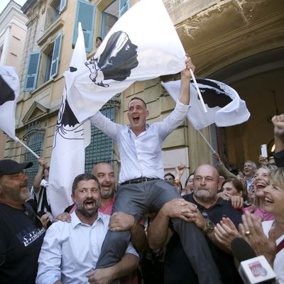 Gilles Simeoni célébrant sa réélection au Conseil Exécutif de Corse