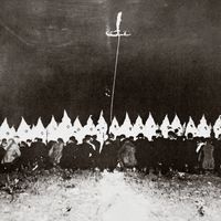 Cérémonie d'initiation du Ku Klux Klan près de Brunswick dans le Maryland (USA), vers 1920 •