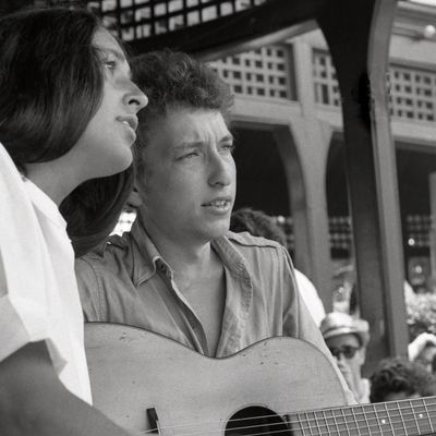 Joan Baez et Bob Dylan sur scène au Newport Folk Festival, Rhode Island, 1963.