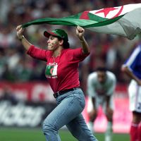 6 octobre 2001, une supportrice sur le terrain avec un drapeau algérien lors du match amical de football France vs Algérie au Stade de France à Saint-Denis
