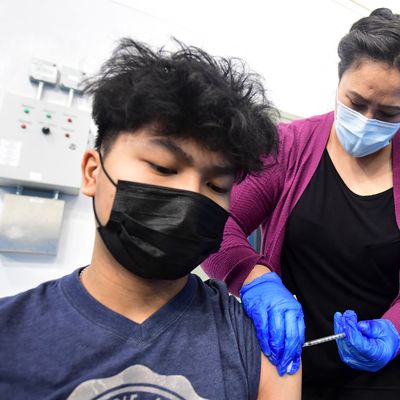 Une assistante médicale vaccine un jeune à Anchorage en Alaska, l'état a été le premier à injecter des doses à partir de 16 ans (19/03/2021)
