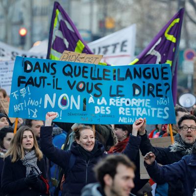 La manifestation du 6 février 2020 à Paris. Pour l'exécutif, c'est le dilemme : risquer un conflit social avant la présidentielle ou manquer une "grande réforme" du quinquennat ?