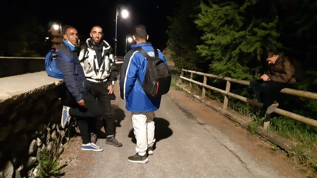 Nordine, Khaled et deux autres Algériens attendent le bon moment pour traverser la frontière franco-italienne
