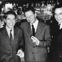 Paris, le 14 octobre 1965 : Les lauréats français du prix Nobel de médecine - de gauche à droite : Jacques Monod, André Lwoff et François Jacob - sourient dans leur laboratoire à l'Institut Pasteur, après avoir appris la bonne nouvelle.