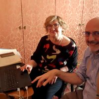 Suzy Margueron, 75 ans, organise des réunions en distanciel et initie ses amies grâce au soutien technique de Vincent.