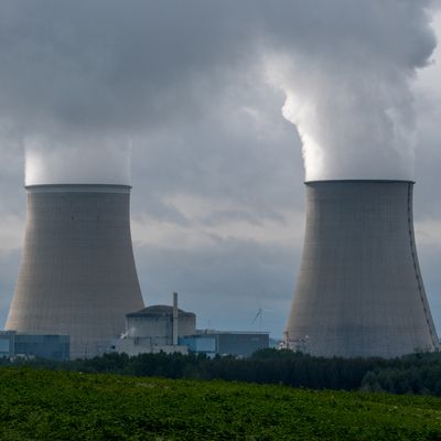 Tours de refroidissement de la centrale nucléaire de Saint-Laurent sur la Loire à Saint-Laurent-Noaun, Loir-et-Cher, France