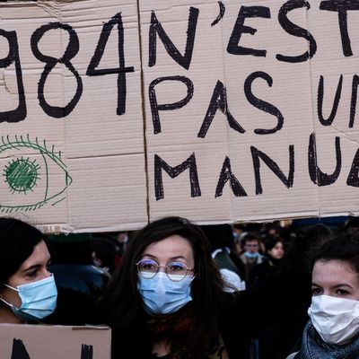 Une manifestante tient une pancarte indiquant "1984 n'est pas un manuel" sur la place de la République à Paris, lors d'une manifestation contre la loi sur la "sécurité globale".