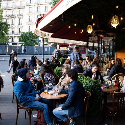 Un bar dans Paris le 19 mai 2021.