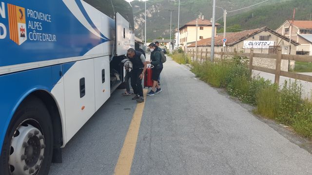 Ds exilés tentent de se cacher dans la soute du bus entre Oulx en italie et Briançon