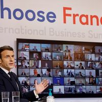 Le président français Emmanuel Macron prononce un discours lors de la séance d'ouverture de la réunion par vidéoconférence Choose France depuis le palais de l'Élysée à Paris, le 25 janvier 2021.