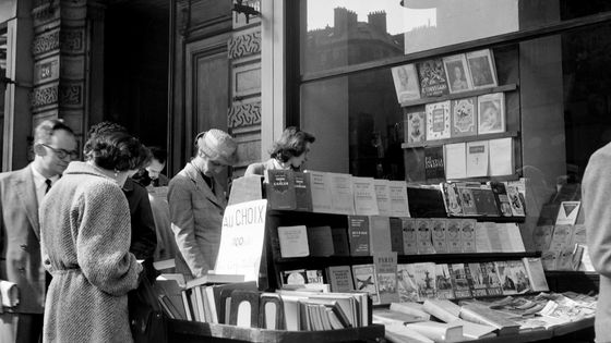 La devanture de Gibert Jeune, il y a 70 ans Boulevard Saint-Michel. L' enseigne spécialisée dans l'occasion et le livre scolaire vient de fermer : "Un symbole de la plateformisation du commerce" selon Libération.. ©AFP