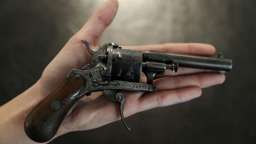 Le revolver avec lequel Paul Verlaine a tenté de tuer son amant Arthur Rimbaud