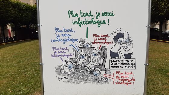 Dessin humoristique de Plantu sur les professions des futurs médecins. Panneau installé sur le site de l'hôpital du Kremlin-Bicêtre. Le 14 juin auront lieu les épreuves classantes nationales. ©Radio France - Anne Fauquembergue
