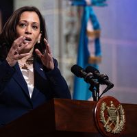 Kamala Harris s'exprime lors d'une conférence de presse avec le président guatémaltèque Alejandro Giammattei au Palacio Nacional de la Cultura à Guatemala City, le 7 juin 2021.