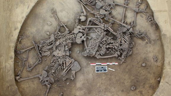 Six individus (cinq adultes masculins et un adolescent) gisent dans une fosse et présentent tous de nombreuses fractures, évoquant une même tuerie. Fosse découverte en 2016 à Achenheim, Bas-Rhin.