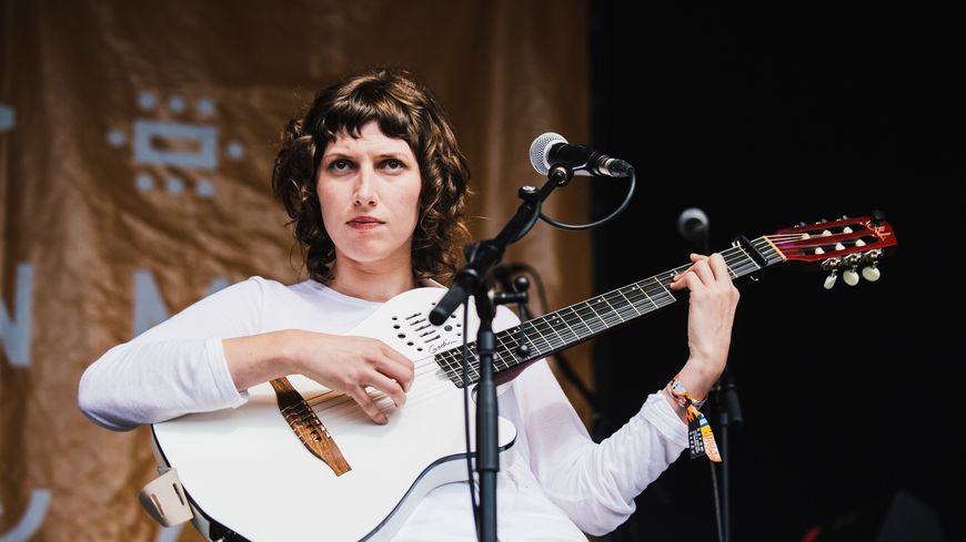Aldous Harding en 2017 au End of the Road Festival à Farnham (UK) (credit : Burak Cingi/Redferns)