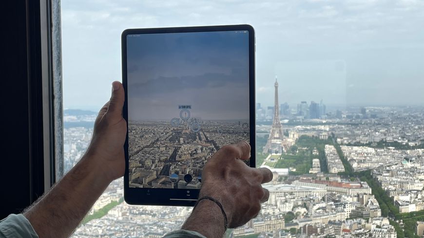 Face à la Tour Eiffel, depuis la Tour Montparnasse, l'application affiche les monuments sous la forme de points d'intérêt