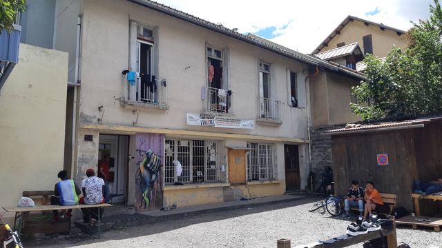 Le refuge de Briançon, près de la gare, est une ancienne caserne de CRS