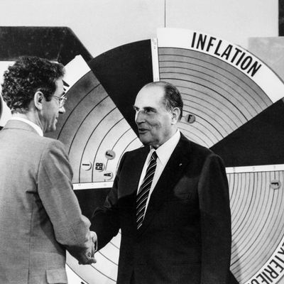 Portrait de François Mitterrand, président, serrant la main au journaliste François de Closets sur le plateau de TF1 le 15 septembre 1983 à Paris.