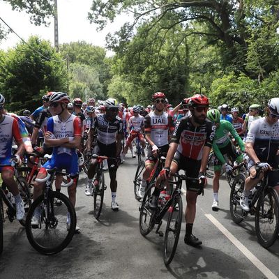 Le peloton à l'arrêt pour marquer son mécontenement au lendemain des nombreuses chutes, le 29 juin lors de la 4e étape du Tour de France.
