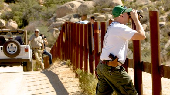 Le long de la frontière entre les États-Unis et le Mexique, les "Minutemen" qui forment un corps armé de défense civile, se répartissent pour empêcher les migrants de franchir le territoire des États-Unis. ©Maxppp - © Dave Gatley