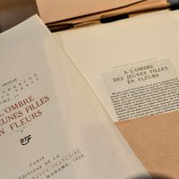 Un exemplaire du livre de Marcel Proust "A l'ombre des jeunes filles en fleurs", à Christie's en octobre 2019.