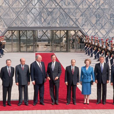 Rassemblement du G7 devant a pyramide du Louvre en 1989