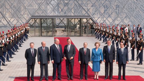 Rassemblement du G7 devant a pyramide du Louvre en 1989 ©Getty -  Peter Turnley/Corbis/VCG
