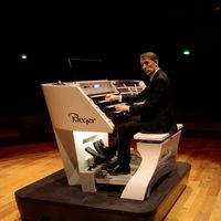 L'organiste français Olivier Latry jouant pendant l'inauguration du nouvel orgue de "La Philarmonie de Paris" en février 2016 à Paris.