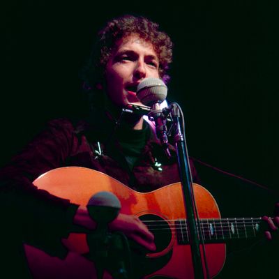 Bob Dylan en concert au Newport Folk Festival, Rhode Island, 1964.