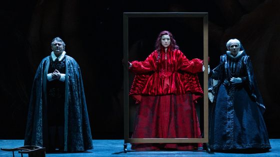Dalbavie – Fleury, Le Soulier de satin – dir. Marc-André Dalbavie, mise en scène Stanislas Nordey : Yann Beuron (Don Pélage), Eve-Maud Hubeaux (Doña Prouhèze), Béatrice Uria-Monzon (Doña Honoria) - Photo by Elisa Haberer / Opéra national de Paris 2020-2021