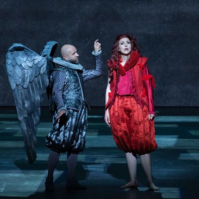 Le contreténor Max Emanuel Cencic et la mezzo-soprano Eve-Maud Hubeaux sur la scène de l'Opéra Garnier à Paris, lors d'une représentation de l'opéra "Le Soulier de Satin" de Marc-André Dalbavie, d'après Paul Claudel