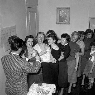 Des mannequins parisiens se font vacciner en grand nombre contre la variole, le 4 février 1955, à Paris. Plusieurs grandes administrations parisiennes organisent des séances de vaccination collective.