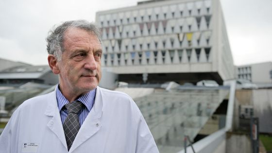 René Frydman, le 8 février 2011, devant l'hôpital Antoine Beclere à Clamart. ©AFP - ERIC FEFERBERG