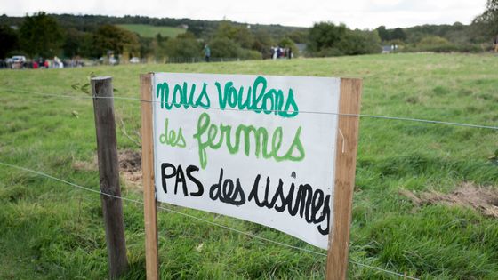 25/09/2020 ; Manifestation au Juch ( Finistère ) contre la création d'un poulailler industriel. ©Maxppp - QUEMENER Yves-Marie