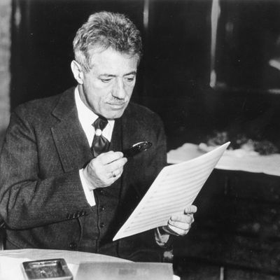 Portrait de Fritz Kreisler (1875-1962) tandis qu'il lit une partition, vers 1930