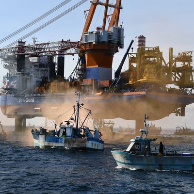 Le 7 mai en Baie de Saint-Brieuc : les pêcheurs manifestent contre les forages du futur champ d'éoliennes, cernant la plateforme néerlandaise "Aeolus" : celle qui a perdu 100 litres d'huile hydraulique lundi.