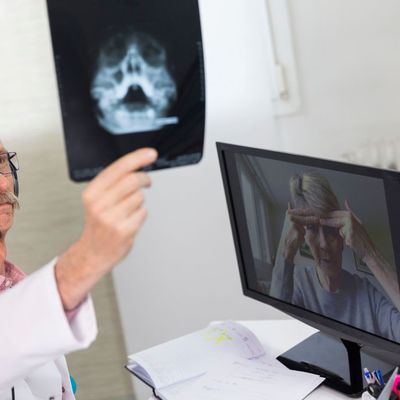 Le médecin et sa patiente lors d'une téléconsultation, photographie de BSIP en 2018, agence spécialisée dans les images scientifiques et médicales