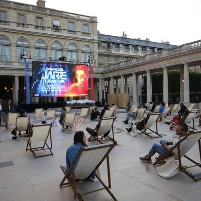 Un concert de Jean-Michel Jarre lors de la Fête de la musique en 2020 avec des spectateurs assis à Paris.