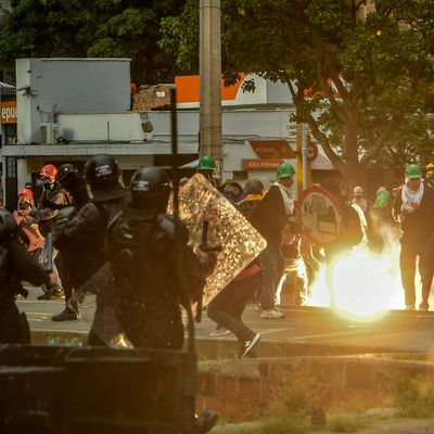 Des manifestants se heurtent à la police anti-émeute lors d'une nouvelle manifestation contre le gouvernement du président colombien Ivan Duque à Medellin, en Colombie, le 2 juin 2021.